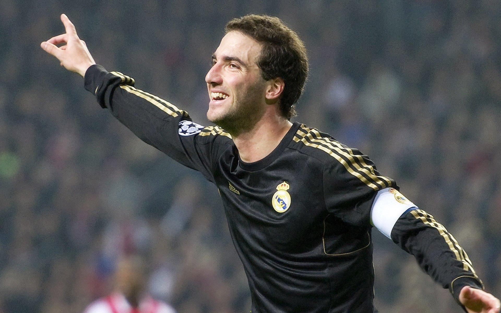 综合格斗巨星李康豪强势卫冕，激战五回合点燃全球格斗迷热情