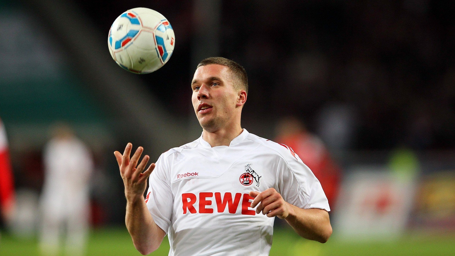 梅西第八次捧起金球奖 阿根廷巨星再创足坛历史